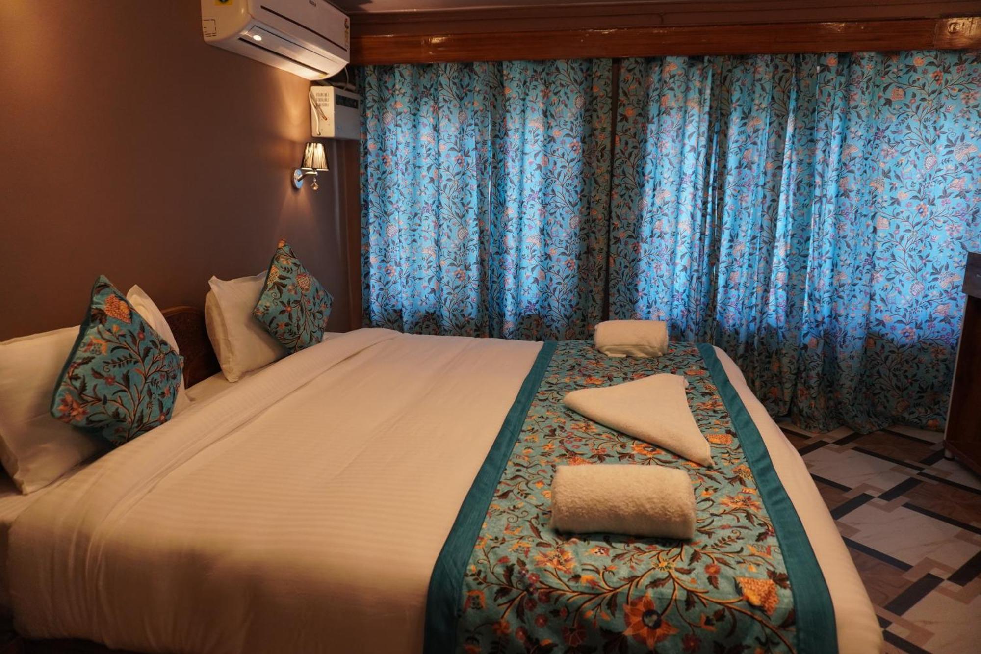 Hotel Arbor Srinagar  Exterior photo